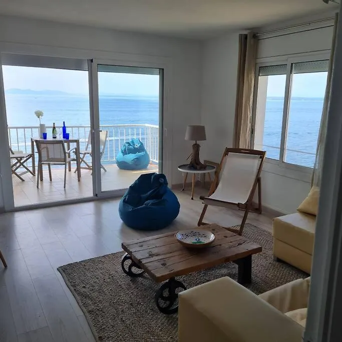 Les Pieds Dans L'Eau, La Tete Dans Les Nuages, Roses Apartment