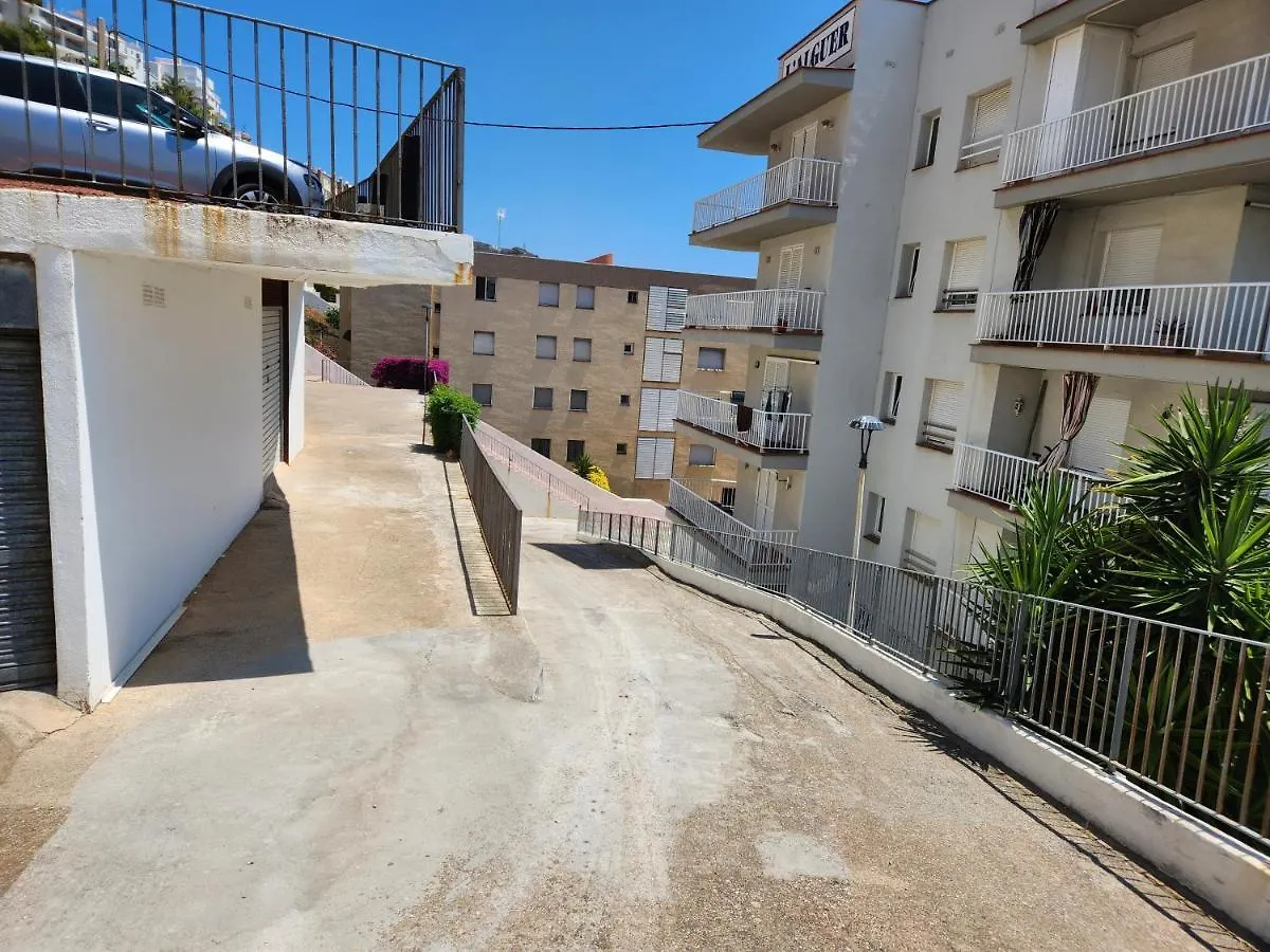 Les Pieds Dans L'Eau, La Tete Dans Les Nuages, Roses Apartment Spain